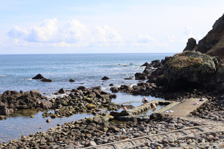 目の前は一面に広がる太平洋。海と温泉を一度に独り占めできる水無海浜温泉に行ってみた。